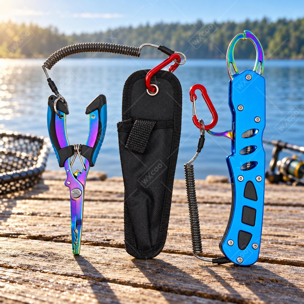 Saltwater Line - ブルーのチタンコーティングを施した、16cmの海水釣り用プライヤー。フック外し、ラインカッター、スプリットリングオープナー、ランヤード、シース、グリップが付属。